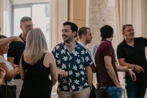 Moment convivial entre collaborateurs INO