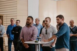Moment convivial entre collaborateurs INO