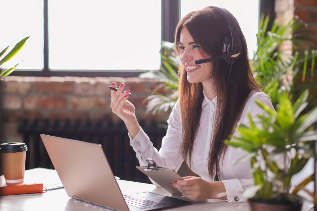Femme qui utilise un logiciel de centre d'appel