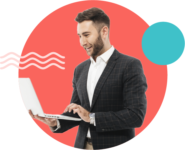 Homme qui traite un email sur son ordinateur